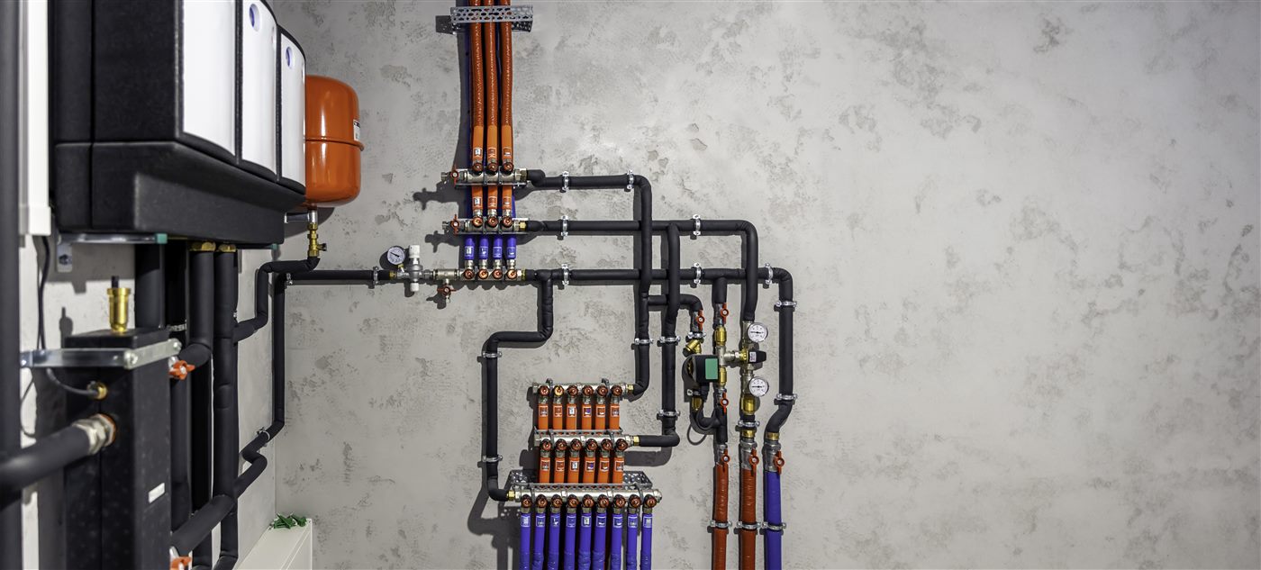 Moderne Heizungsanlage im Technikraum eines Gewerbeobjekts